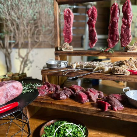 קייטרינג בשרי עם מגוון סוגי בשרים